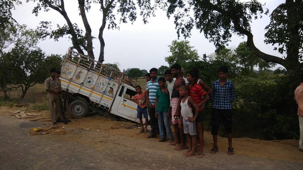 in etah one died in accident after vehicle dis-balanced on road  
