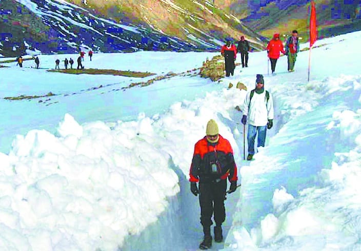 First group of Kailash passenger enters Tibet