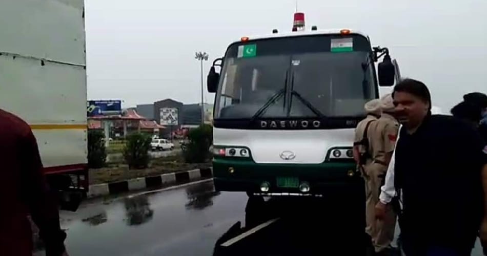 ten people killed in mini truck and van collision in Pakistan