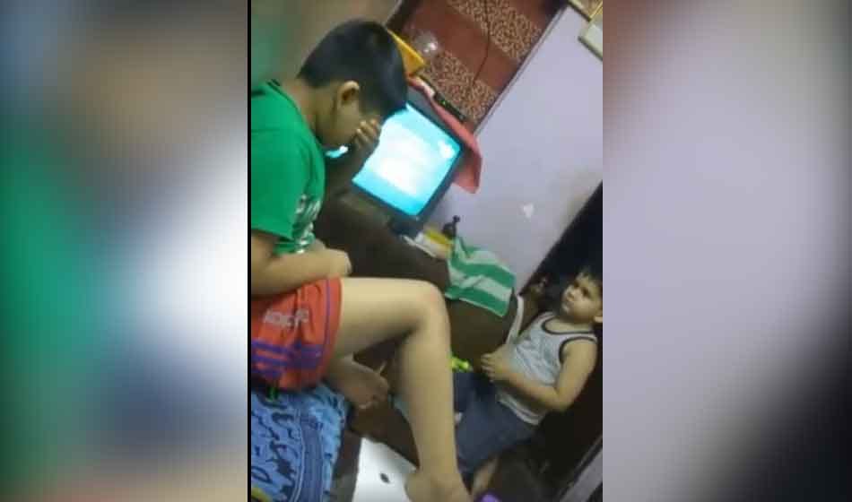 little fan gets emotional and cry out at india defeat by pakistan in icc champions trophy 2017  