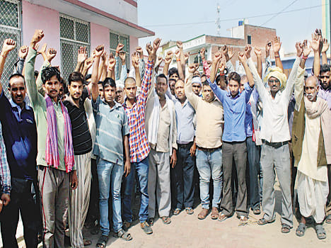 kins if deceased blocked theroad for compensation