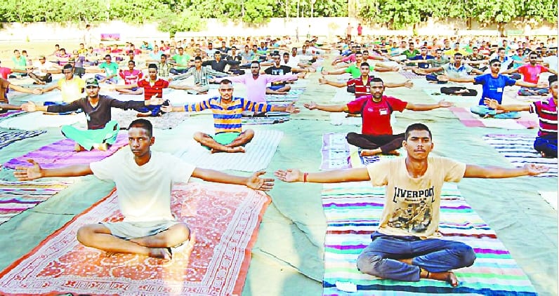 Together three thousand people will do yoga