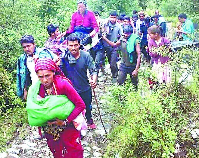 People carrying child labor to five kilometer