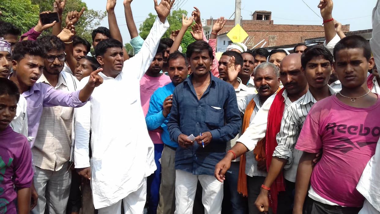 People in opposition to Badhal road