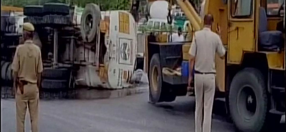 20,000 litres of petrol gets spilled on road as tanker overturned at Moolchand Underpass,2 injured