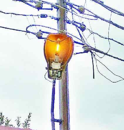 Lip-zip of road lights made of accident