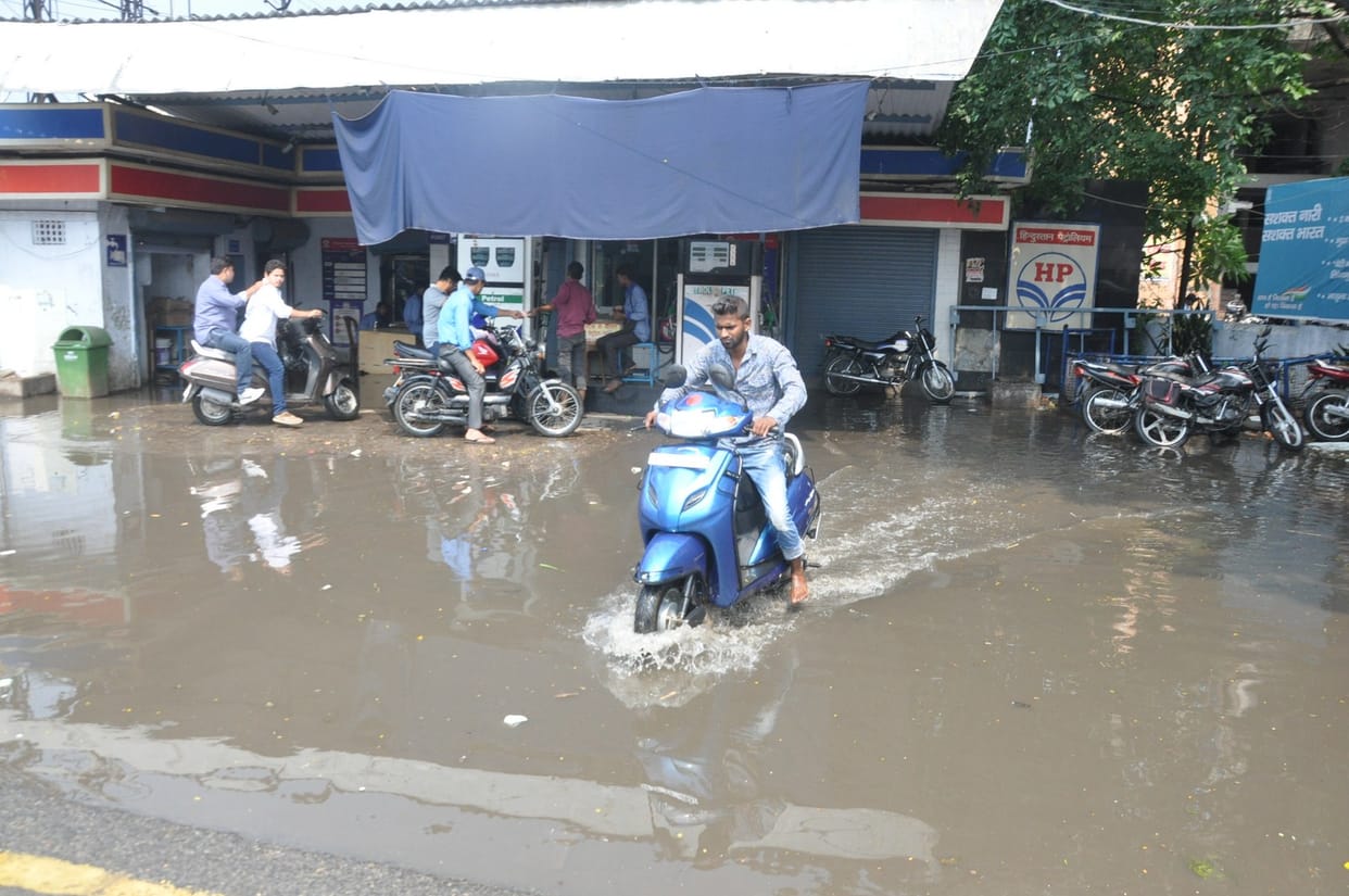 monday rain in gorakhpur.