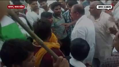 Congress leader slaps party worker for pelting stones at police during protest