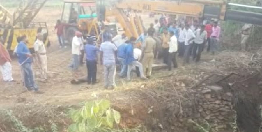 one died after a tractor fallen into an open well in udaipur