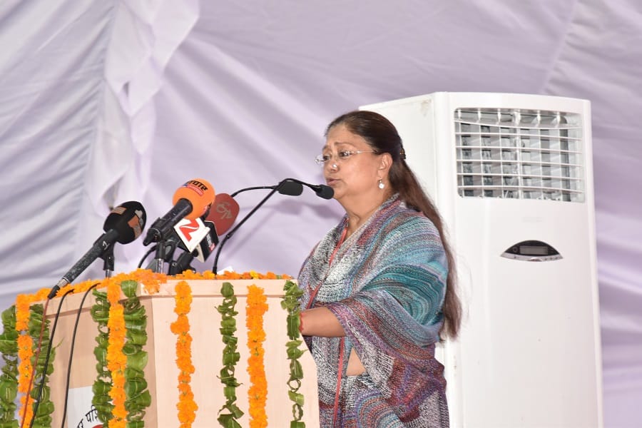 cm vasundhara raje praises rail minister in her own way 