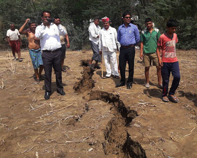 जोरदार आवाज और फट गई धरती मची चीख पुकार In Bah Area Of Agra Land Cracked After Heavy Sound