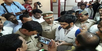 Kashmiri students sloganeering Pakistan Zindabad and India Mudabad