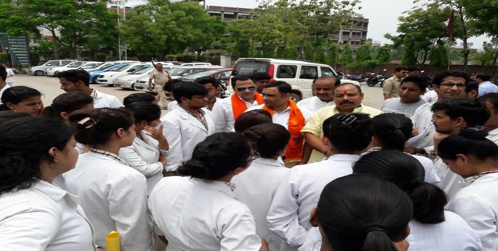 मुख्यमंत्री आवास पर धरना की चेतावनी