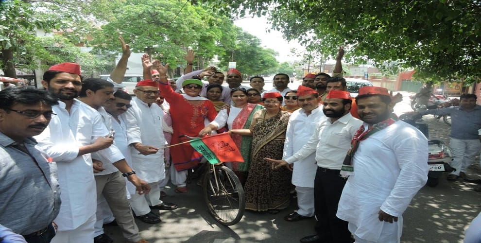 Samajwadi Party workers did cycle yoga on World Yog day