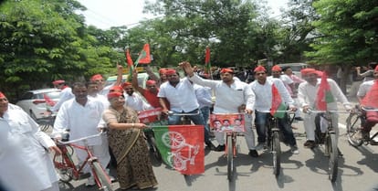 Samajwadi Party workers did cycle yoga on World Yog day
