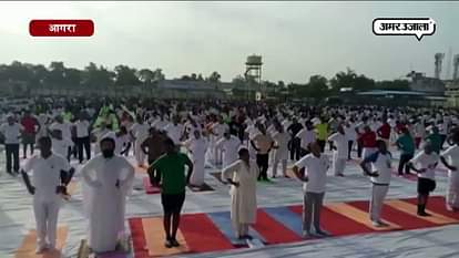 IN AGRA PEOPLE CELEBRATE INTERNATIONAL YOGA DAY
