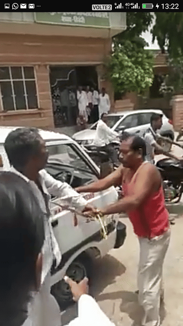 When not giving money to borrow, beaten 