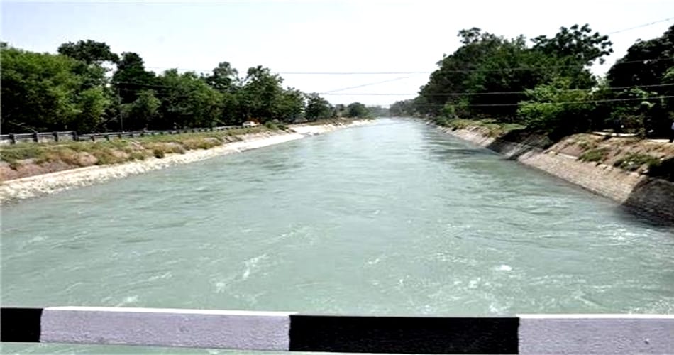 alleged Husband tried to get thrown his wife into canal