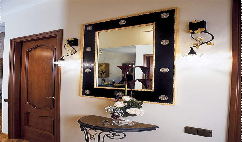  according to vastu shastra put a mirror on right direction