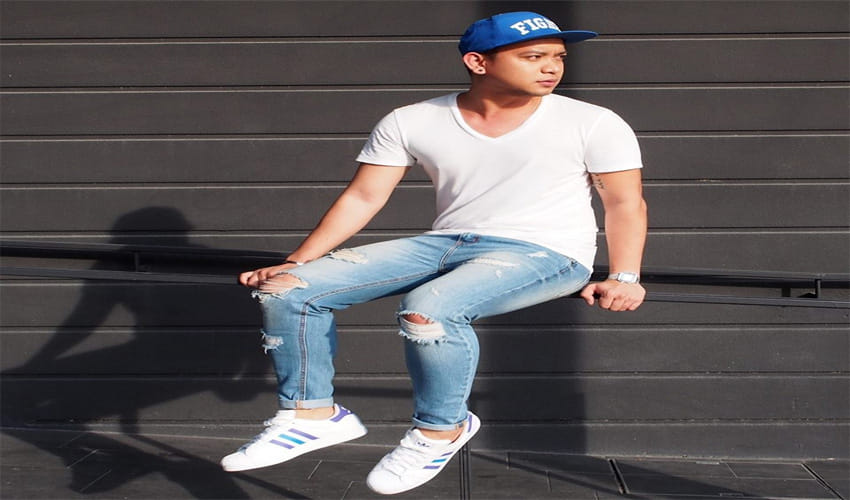 ripped jeans and shirts attracts negative according to feng shui