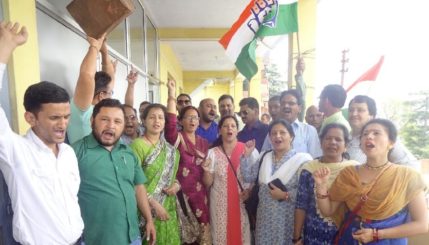 Congress workers surrounded the EE of Water Institute