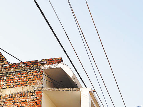 2 labour died due to ht line current