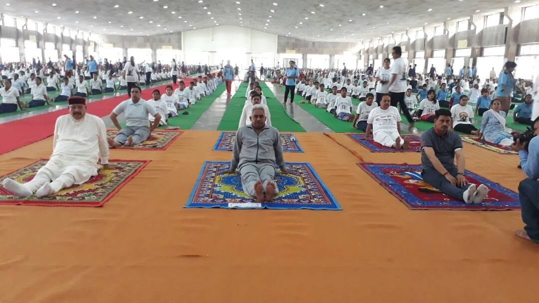 PM modi minister doing yoga in international yoga day