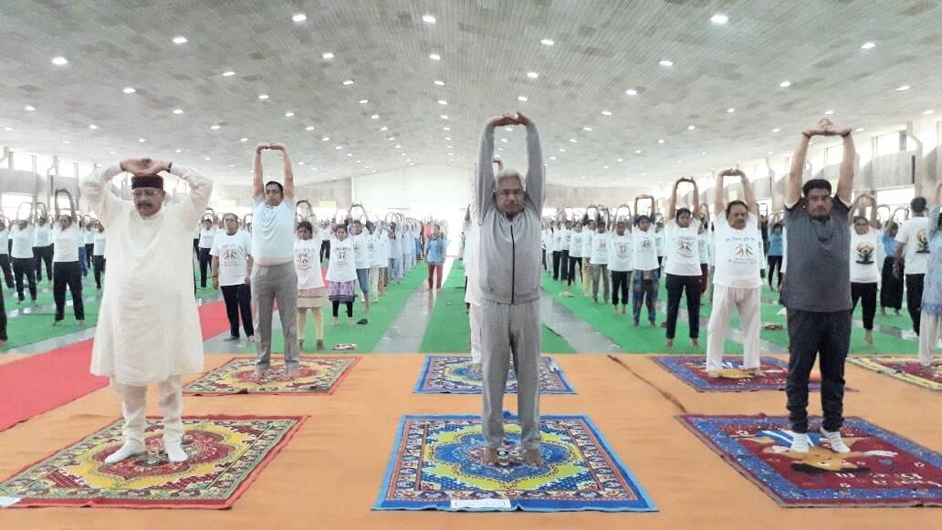 PM modi minister doing yoga in international yoga day