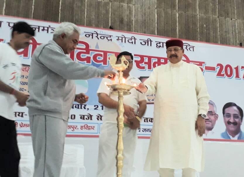 PM modi minister doing yoga in international yoga day