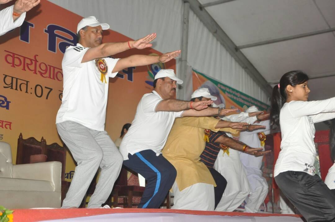 trivendra singh rawat doing yoga in international yoga day