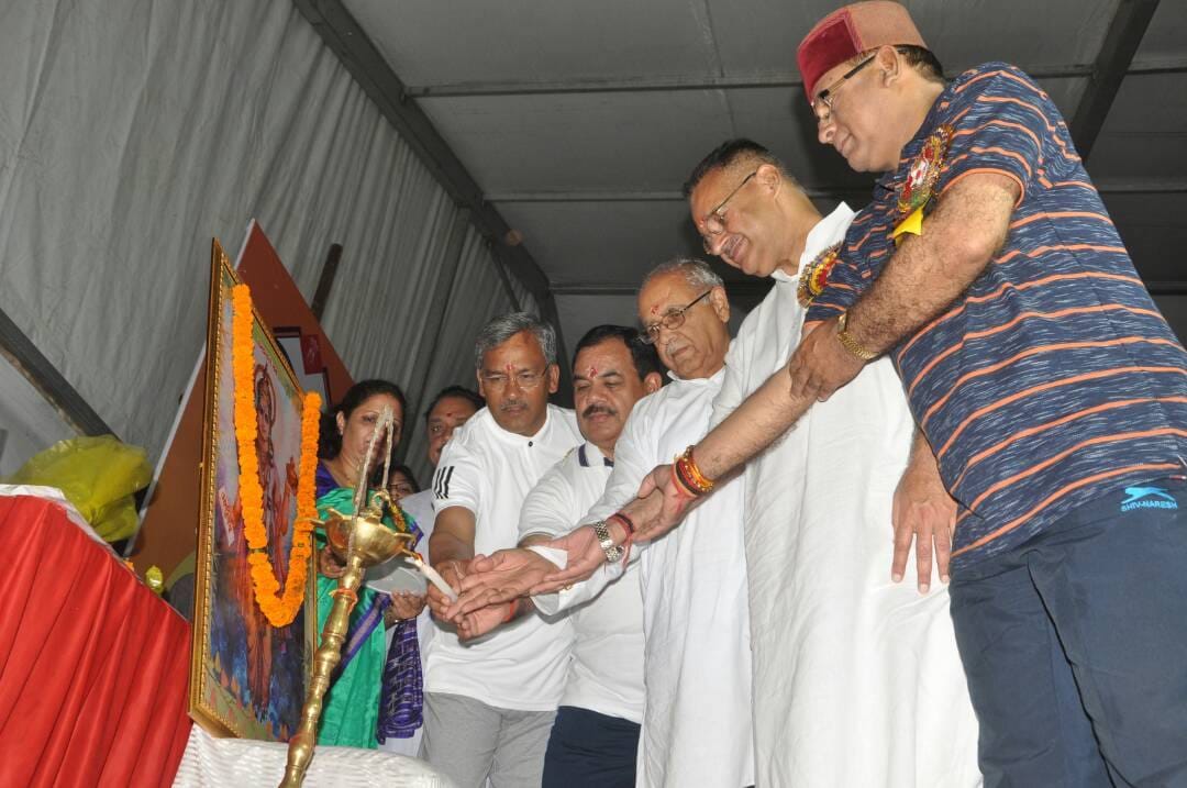 trivendra singh rawat doing yoga in international yoga day
