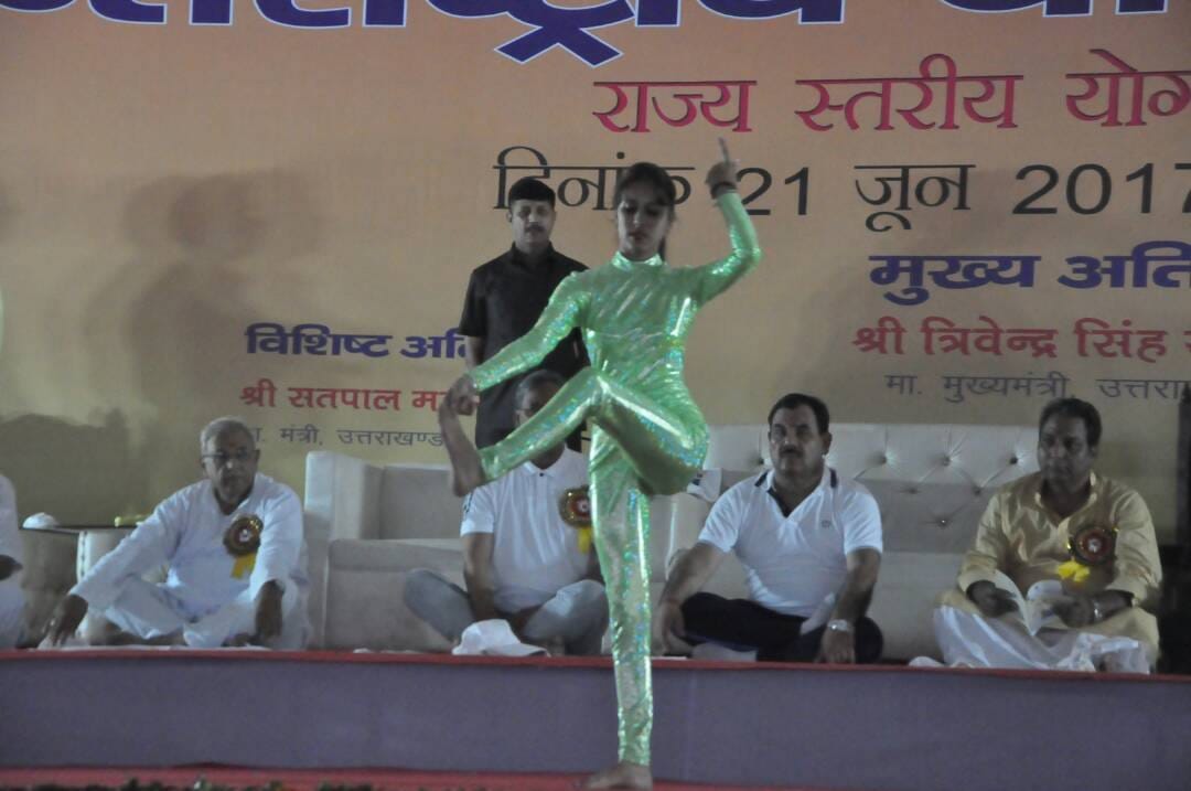 trivendra singh rawat doing yoga in international yoga day