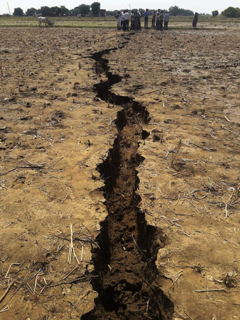 in bah area of agra land cracked after heavy sound