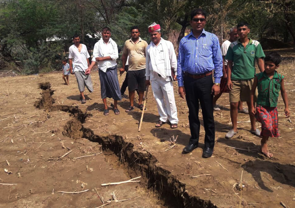 in bah area of agra land cracked after heavy sound