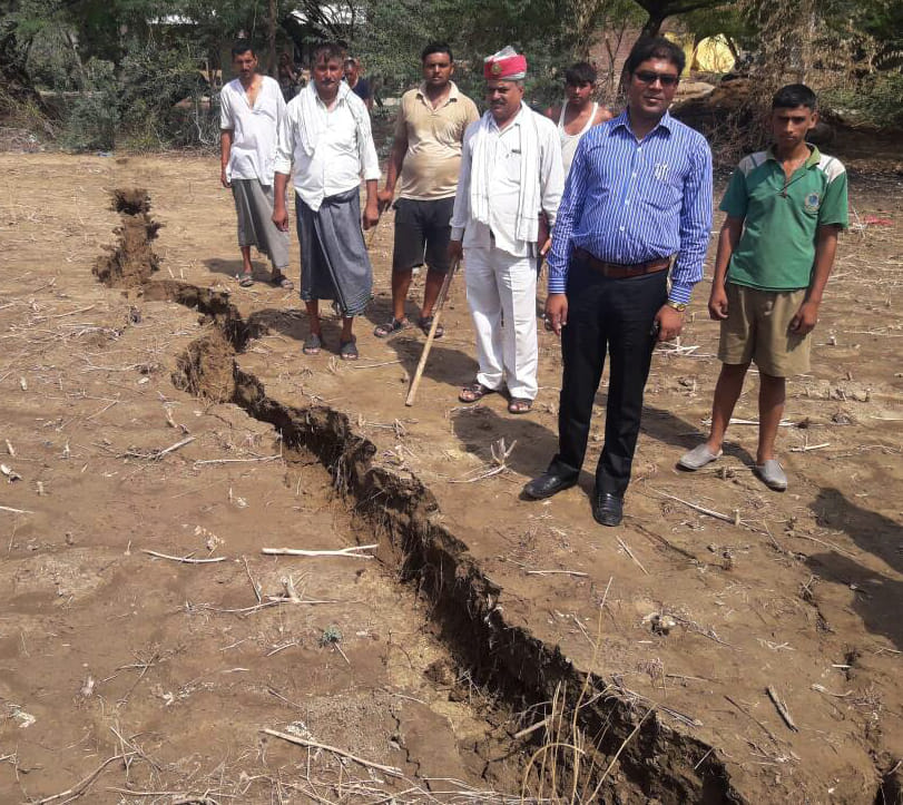 in bah area of agra land cracked after heavy sound