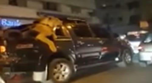 In this viral video Watch how Man in Pakistan Takes pet Lioness in busy traffic