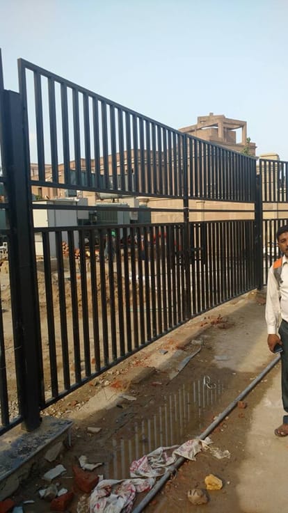 lok bhawan lucknow gate collapsed in lucknow, girl died 