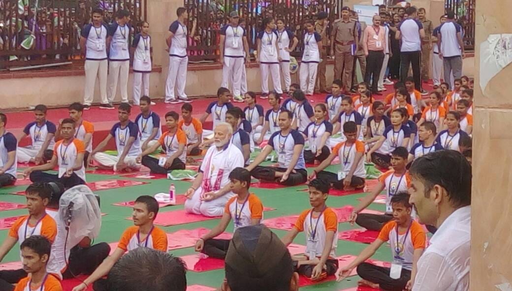 people perform yoga in Lucknow with prime minister Modi.