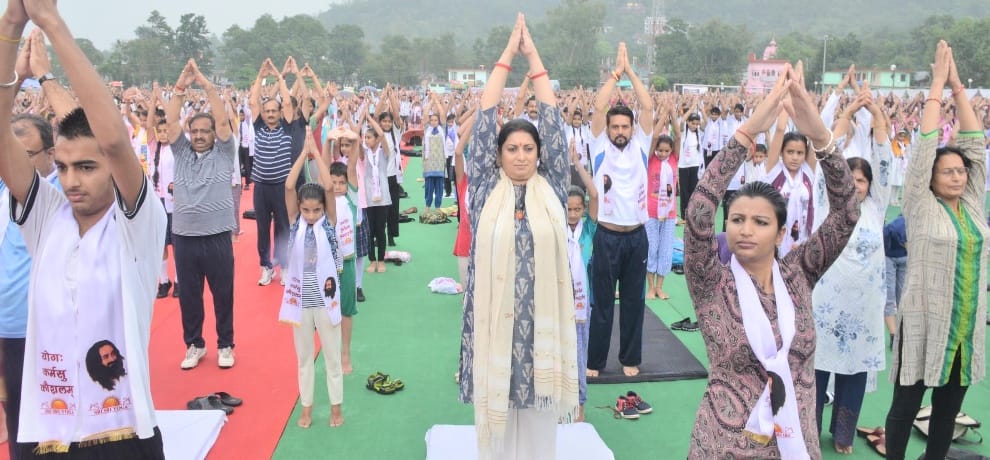 Smriti Irani performed yoga in Sujanpur on International Yoga Day