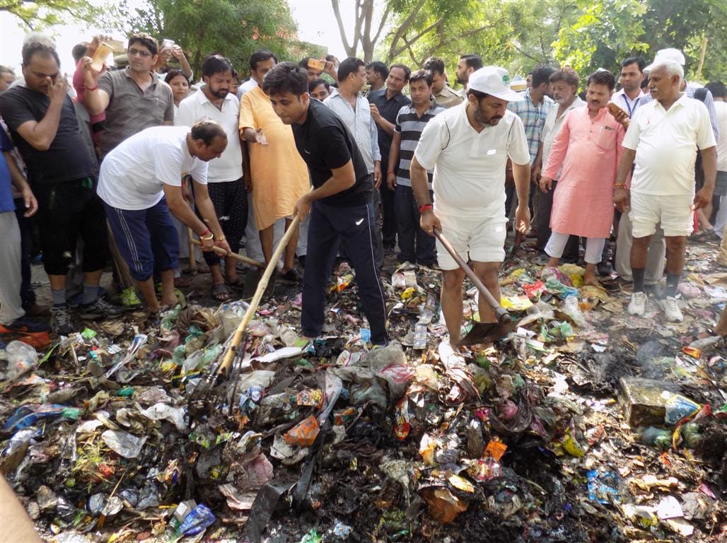 कीचड़ में घुस कर की प्रभारी मंत्री ने सफाई