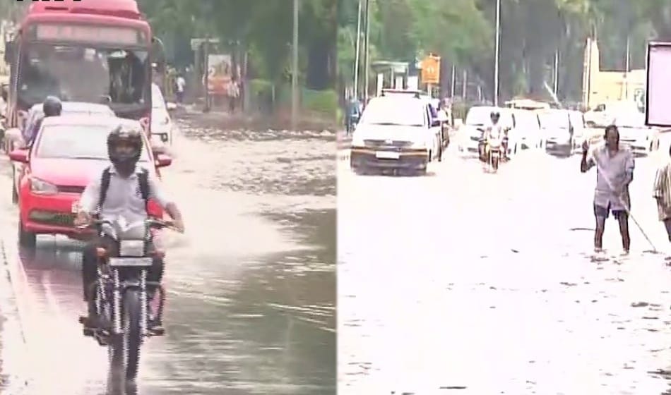Heavy rainfall in Delhi leads to traffic jam
