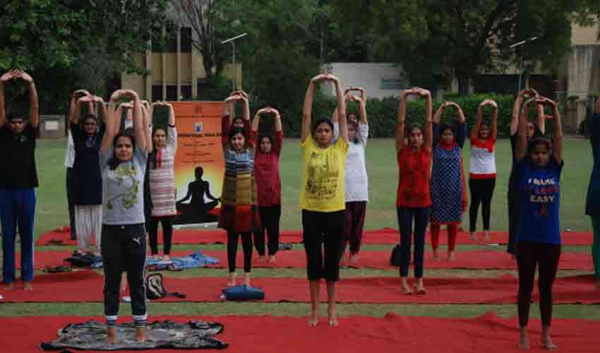 du organise big event on international yoga day 2017 at hansraj college