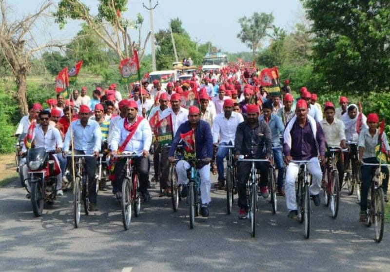 सपाइयों ने साइकिल चलाकर मनाया योग दिवस