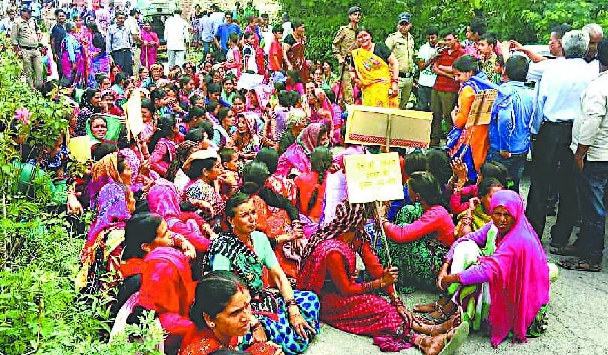 The women of the grains were taken to remove the liquor shop.