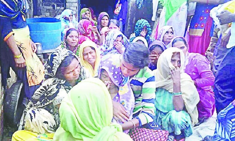 Teenager kills at village crossroads