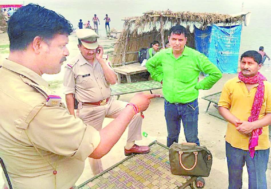 One lakh rupees of the devotee stolen from Laxmanghat