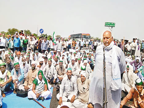 Farmers resort highways, nod to center