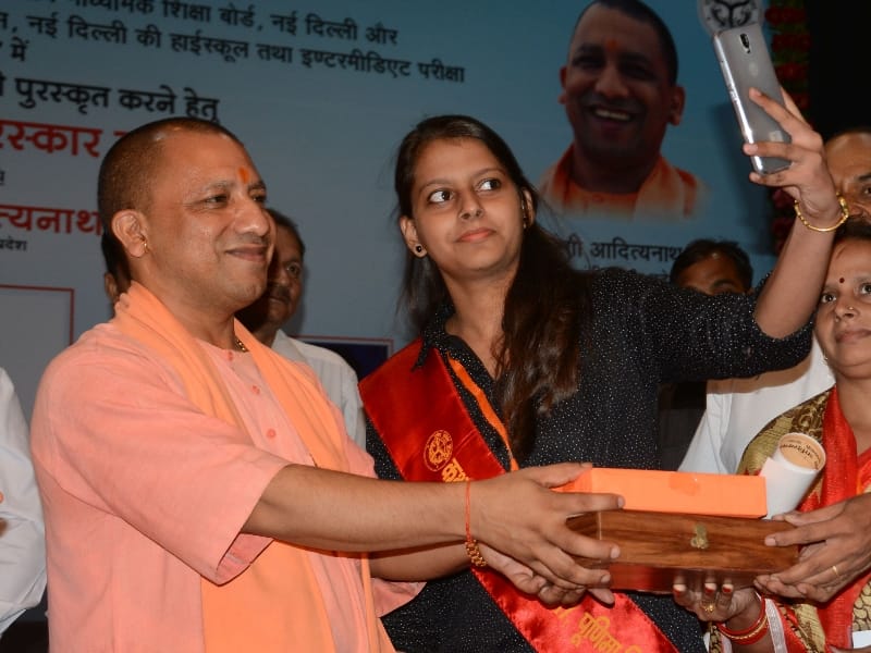 toppers of Uttar Pradesh board by chief minister adityanath.