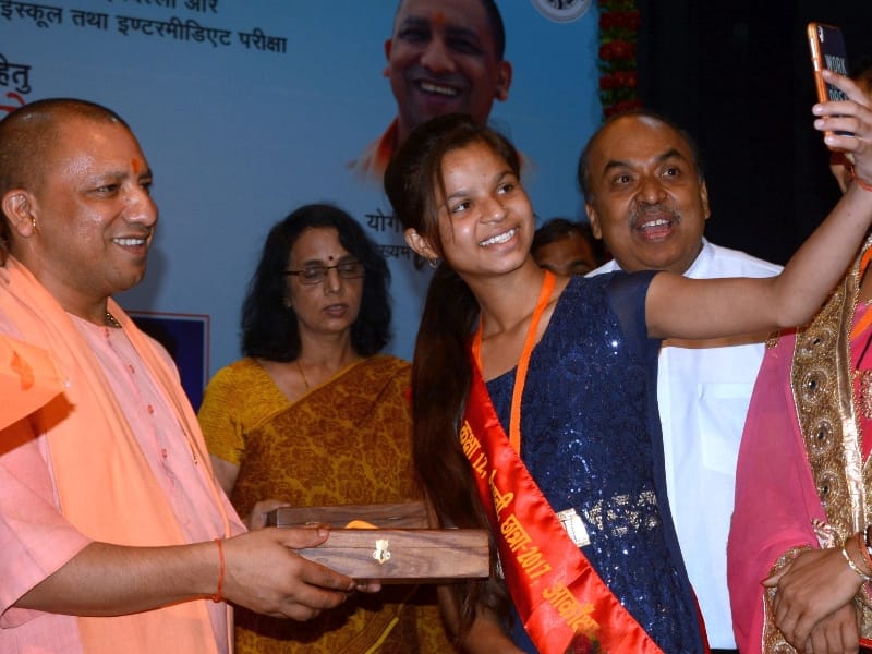 toppers of Uttar Pradesh board by chief minister adityanath.