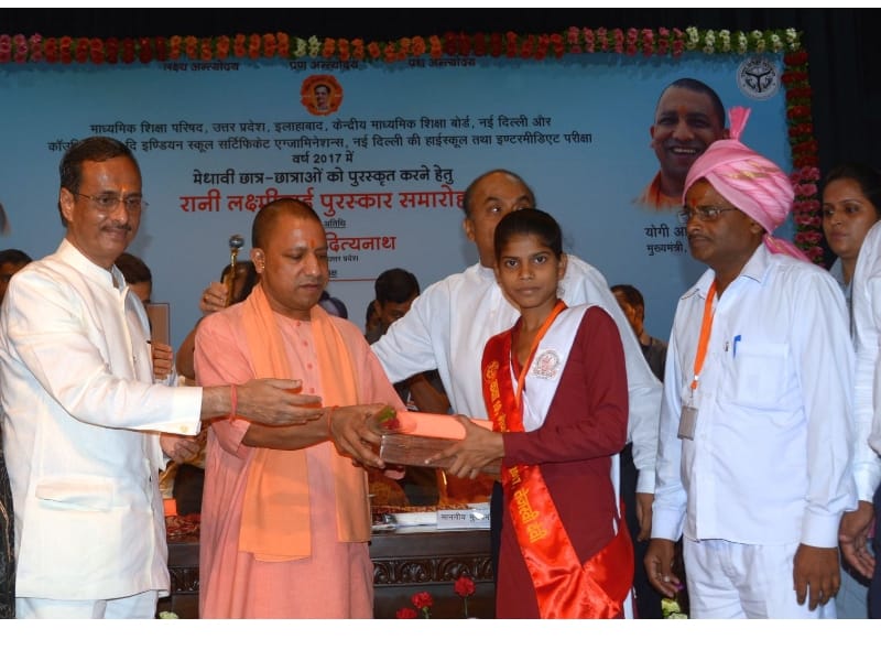 toppers of Uttar Pradesh board by chief minister adityanath.